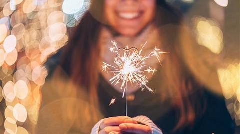 Frau hält Wunderkerze - Foto: iStock/martin-dm 