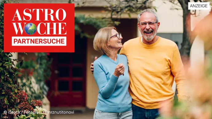 Älteres Paar steht im Garten vor einem Gebäude; Werbebanner ‚Astro Woche Partnersuche‘. - Foto: © iStock / Fotograf: zamrznutitonovi