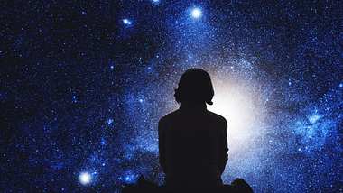Silhouette einer Frau vor Sternenhimmel - Foto: iStock/m-gucci