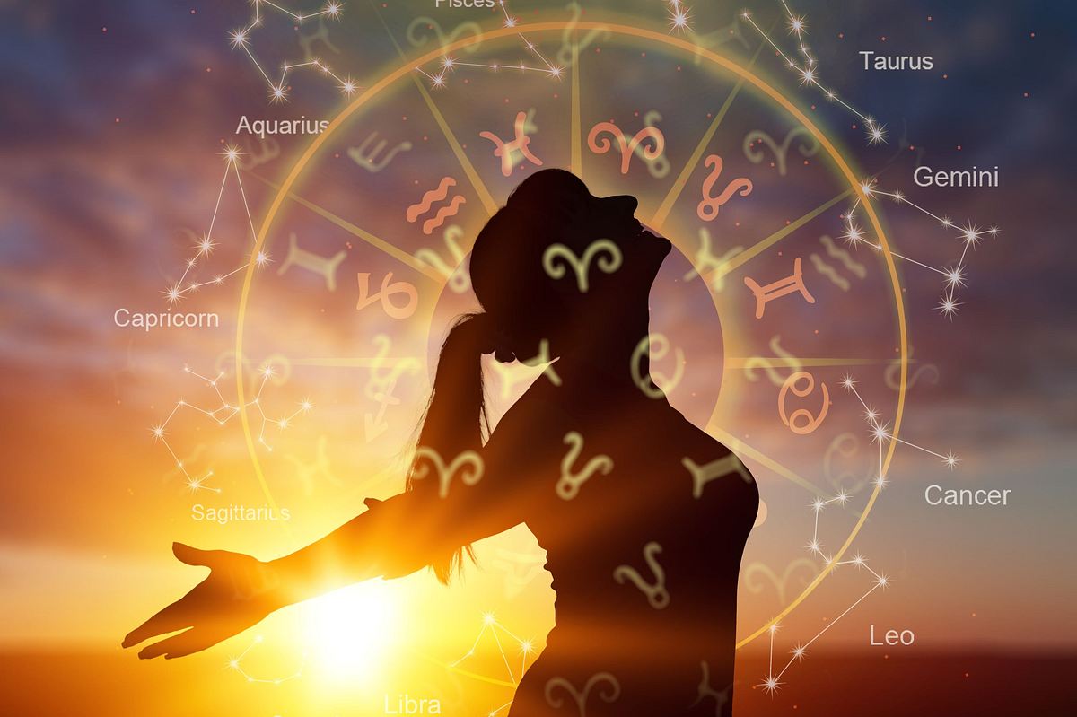 Frau steht im Sonnenlicht vor ihr sind Sternzeichen Symbole