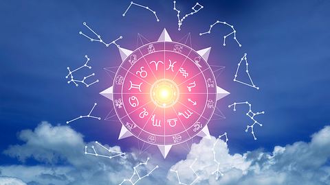 Sternzeichen und Sternenkonstellationen um einen Horoskopkreis über den Wolken - Foto: Surasak Suwanmake/iStock