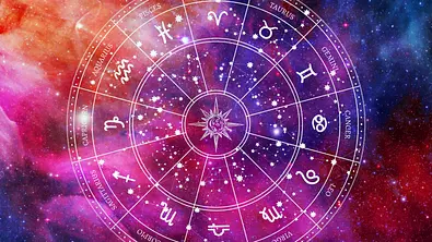Horoskopkreis inmitten einer bunten Galaxie - Foto: Thitiwat/AdobeStock