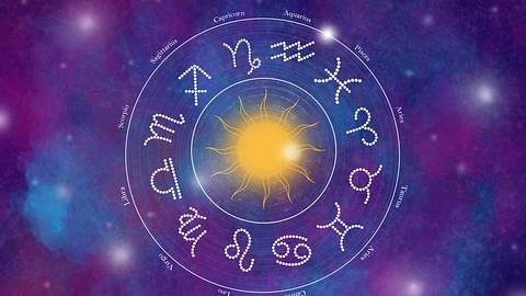 Der Astrologiekreis vor einem Sternenhimmel - Foto: sudarat bunloet/iStock