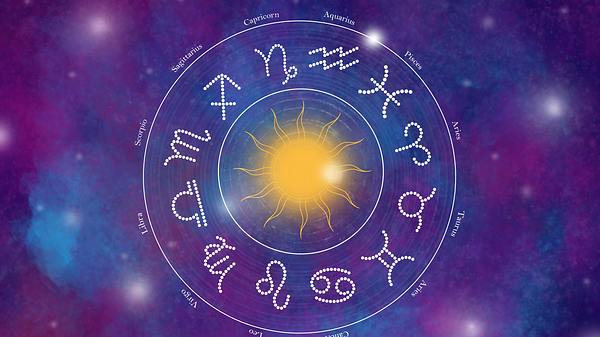 Der Astrologiekreis vor einem Sternenhimmel - Foto: sudarat bunloet/iStock