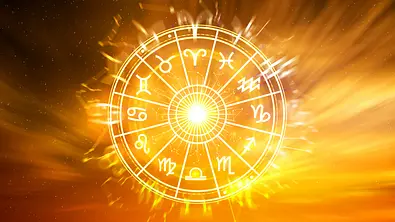 Ein gelb leuchtender Horoskopkreis am Himmel - Foto: rawintanpin / iStock