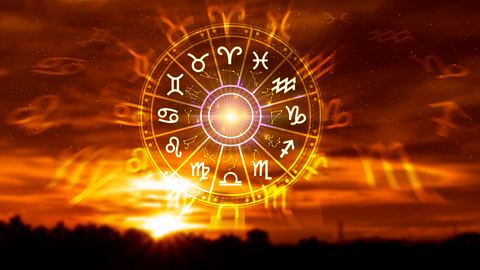 Astrologie Kreis vor einem Sonnenuntergang - Foto: rawintanpin/iStock