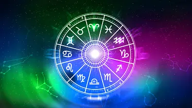 Vor einem bunten Hintergrund ist der astrologische Tierkreis mit den zwölf Sternzeichen zu sehen.  - Foto: rawintanpin/iStock