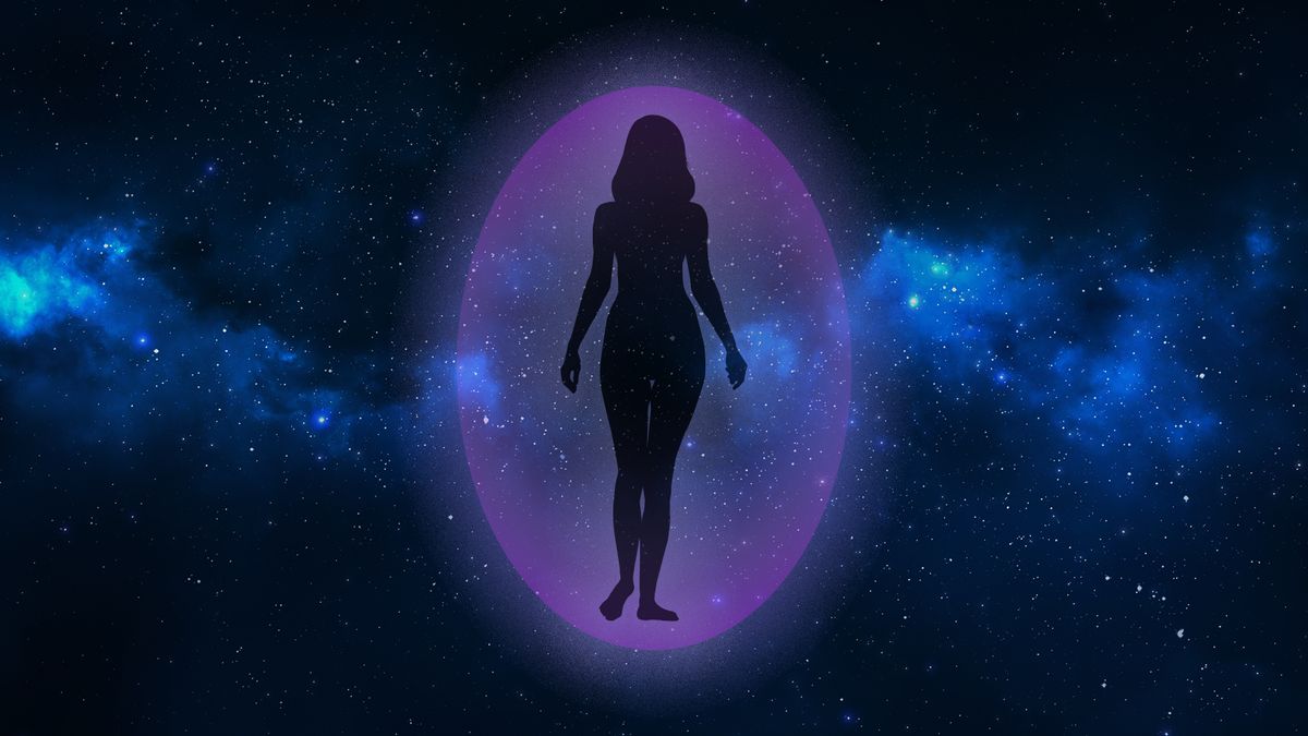 Eine stehende Silhouette, umgeben von einer violetten Aura.
