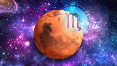 Der rote Mars und das Zeichen des Skorpions vor eine lila Galaxie - Foto: Astrowoche.de & iStock (Thanapol sinsrang, CHIARI_VFX)