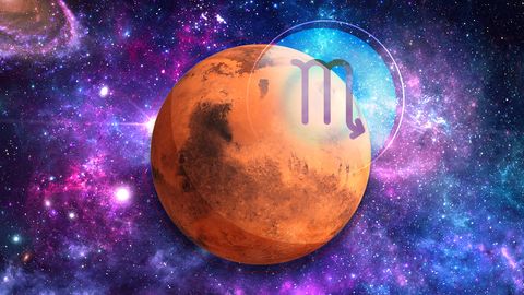 Der rote Mars und das Zeichen des Skorpions vor eine lila Galaxie - Foto: Astrowoche.de & iStock (Thanapol sinsrang, CHIARI_VFX)