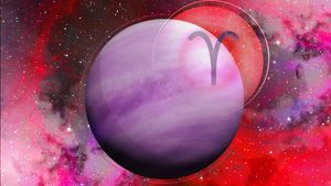Bild der Venus und das Sternzeichen Widder umgeben von Sternen - Foto: Credit Venus: Astrowoche.de & iStock (Evgeny Tkachev, dottedhippo)