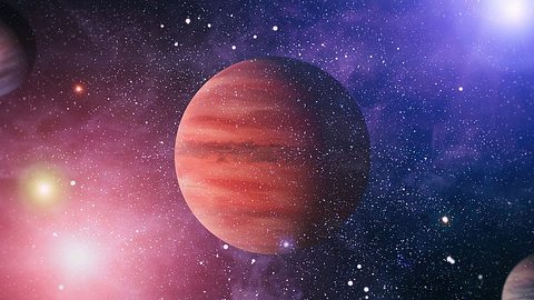 Rötlicher Planet in der Galaxie abgebildet - Foto: Maximusnd / iStock