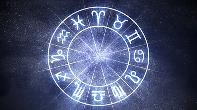 Weißer Sternzeichen Kreis vor einem dunklen glitzernden Hintergrund - Foto: vchalup/ AdobeStock