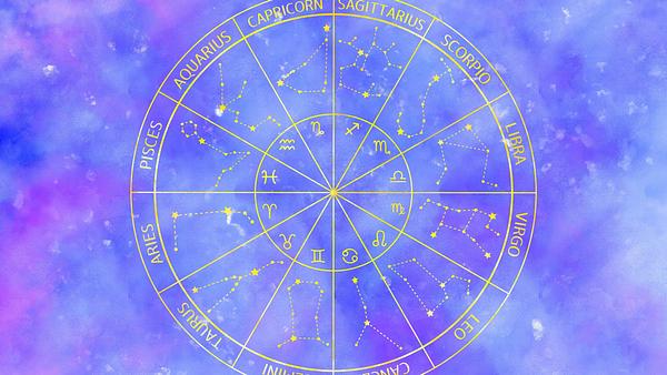 Sternzeichen-Kreis in Gold vor einem blauen Hintergrund - Foto: mari / AdobeStock