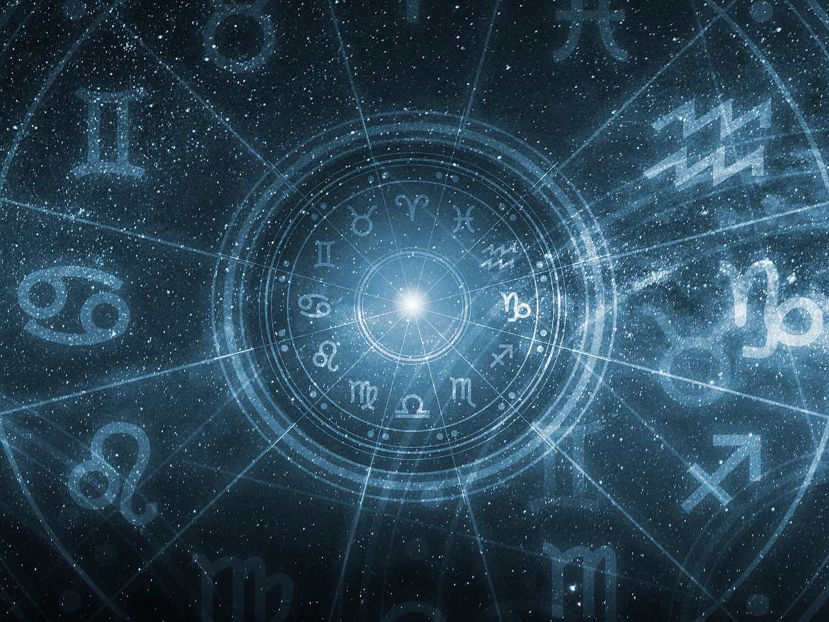 Leuchtender Astrologie-Kreis vor dunklem Hintergrund