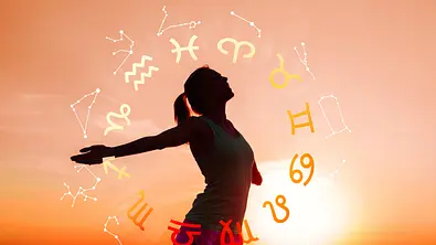 Frau steht vor Sonnenuntergang - Foto: iStock/grinvalds