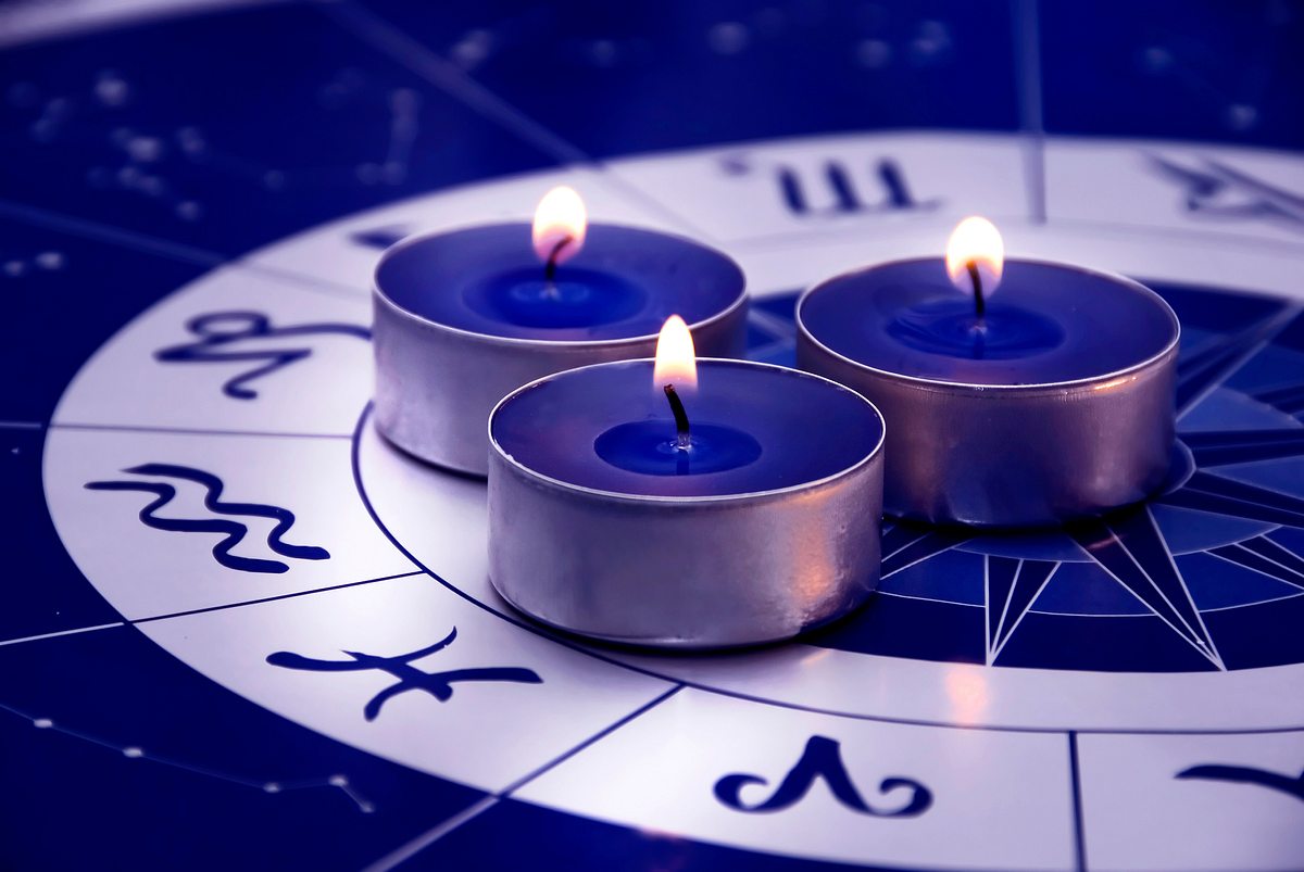 Astrologischer Kreis auf dem Teelichter stehen