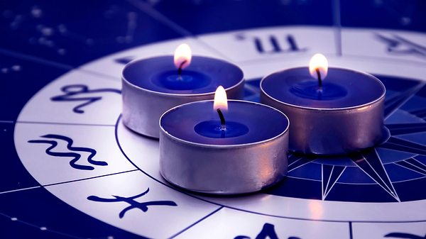 Astrologischer Kreis auf dem Teelichter stehen - Foto: starblue/ AdobeStock