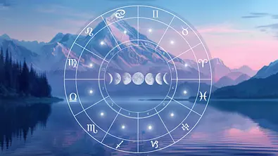 Astrologie-Kreis vor einem See umringt von schneebedeckten Bergen im Abendrot - Foto: DariaS / AdobeStock