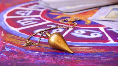 Handgemalter astrologischer Kreis mit Pendel und Tarotkarten - Foto: Sonja Birkelbach / AdobeStock