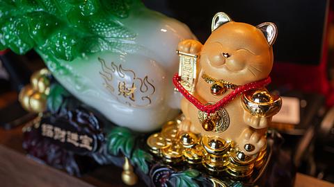 Nahaufnahme einer Maneki-neko (winkende Katze) - Foto: Irene Cheng / iStock