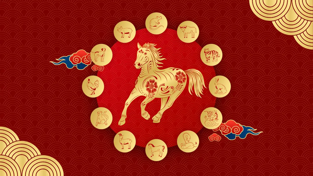 Ein goldenes Pferd umrandet von den chinesischen Tierkreiszeichen vor einem roten Hintergrund mit chinesischer Dekoration - Foto: Astrowoche.de (Dominica Zaborowski) & Adobe Stock (Adisak) Ein goldenes Pferd umrandet von den chinesischen Tierkreiszeichen vor einem roten Hintergrund mit chinesischer Dekoration - Foto: Astrowoche.de (Dominica Zaborowski) & Adobe Stock (Adisak)
