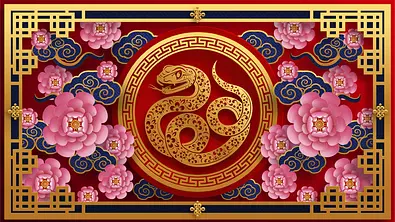 Eine goldene Schlange umgeben von pinken Blumen und chinesischen Elementen - Foto: olaf1741/iStock