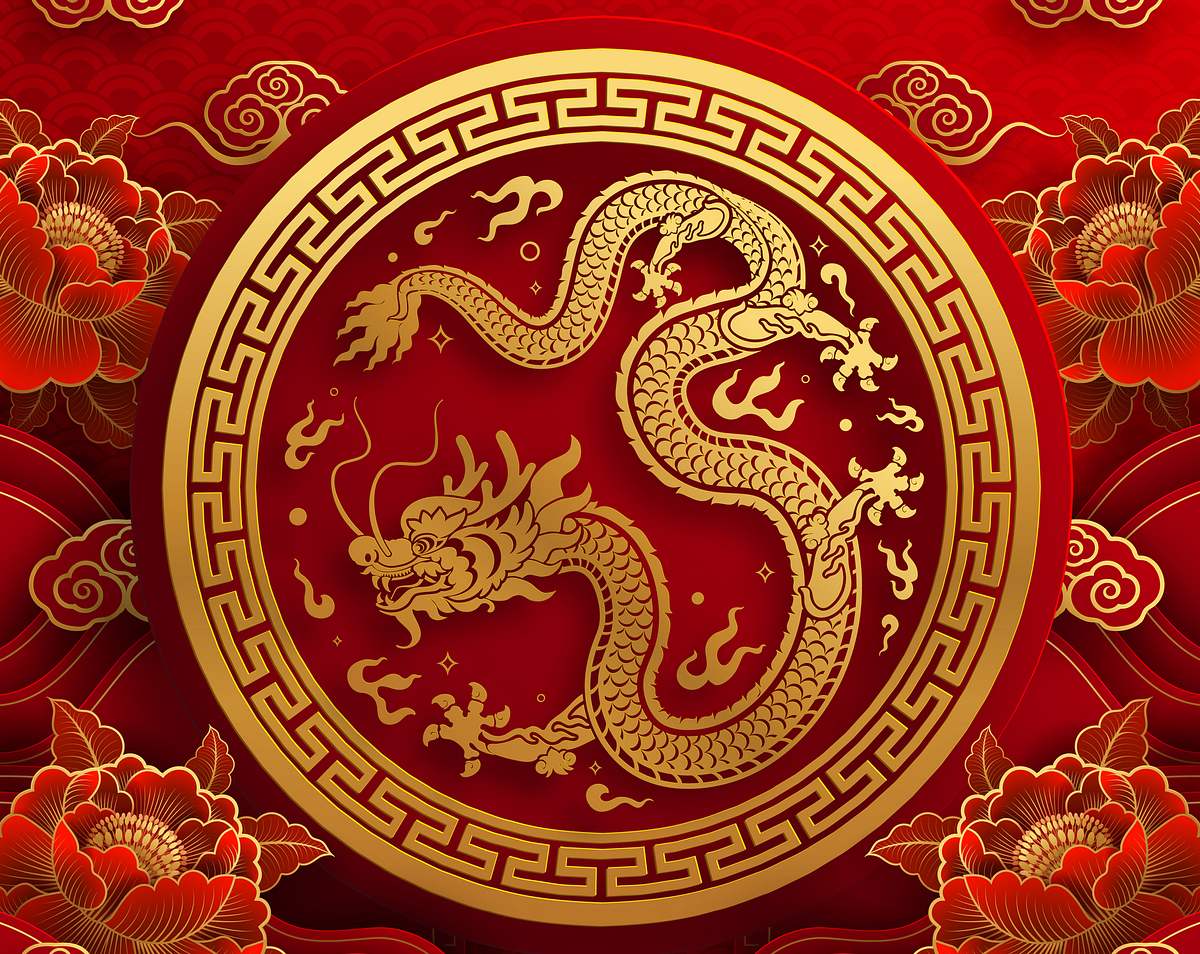 Das chinesische Sternzeichen Drache vor roten Blumen