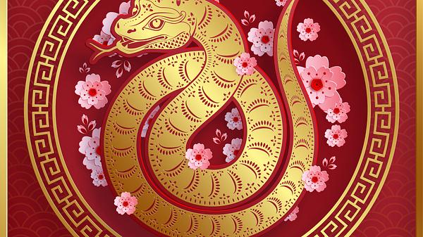 Eine goldene Schlange in einem Kreis umringt von Blumen - Foto: Tasefa design/iStock