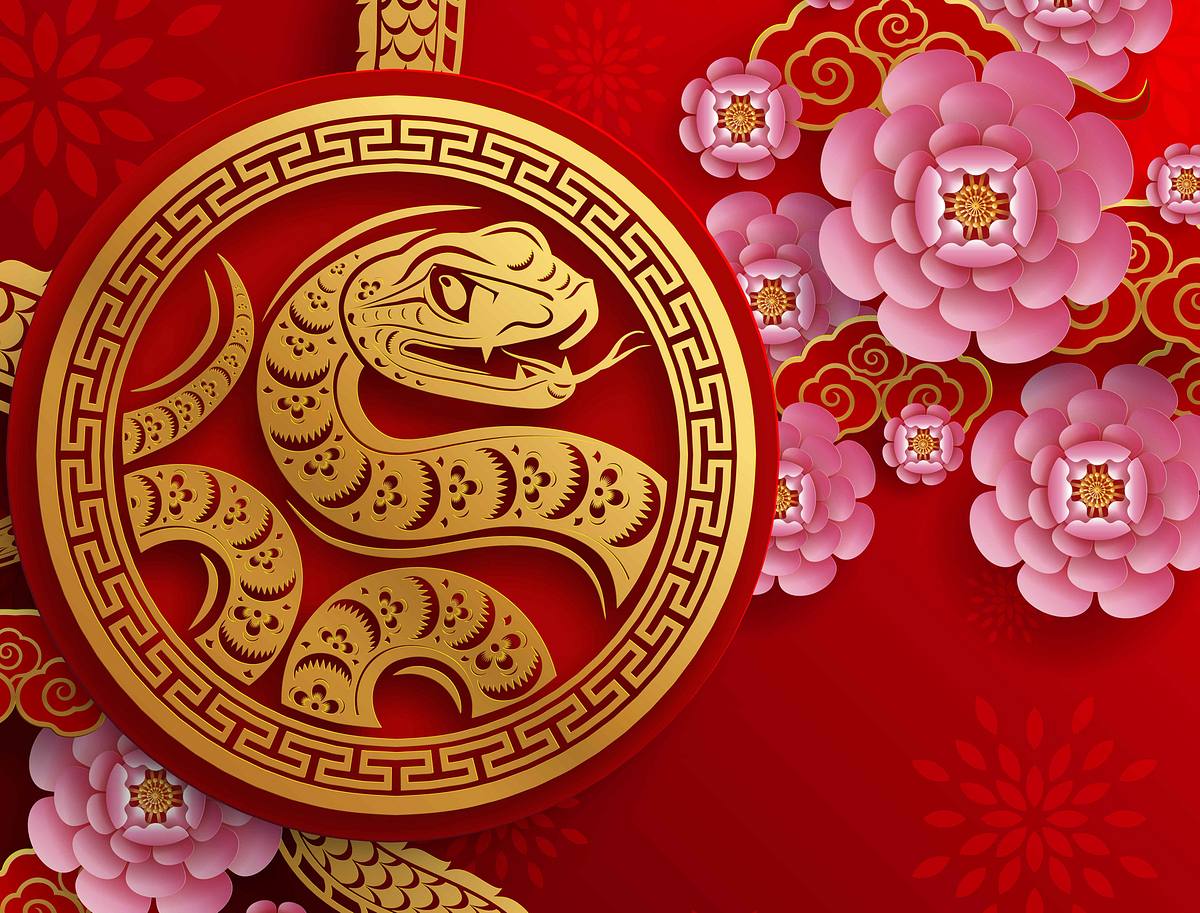 Das chinesische Sternzeichen Schlangen in einem goldenen Kreis umgeben von pinken Blumen