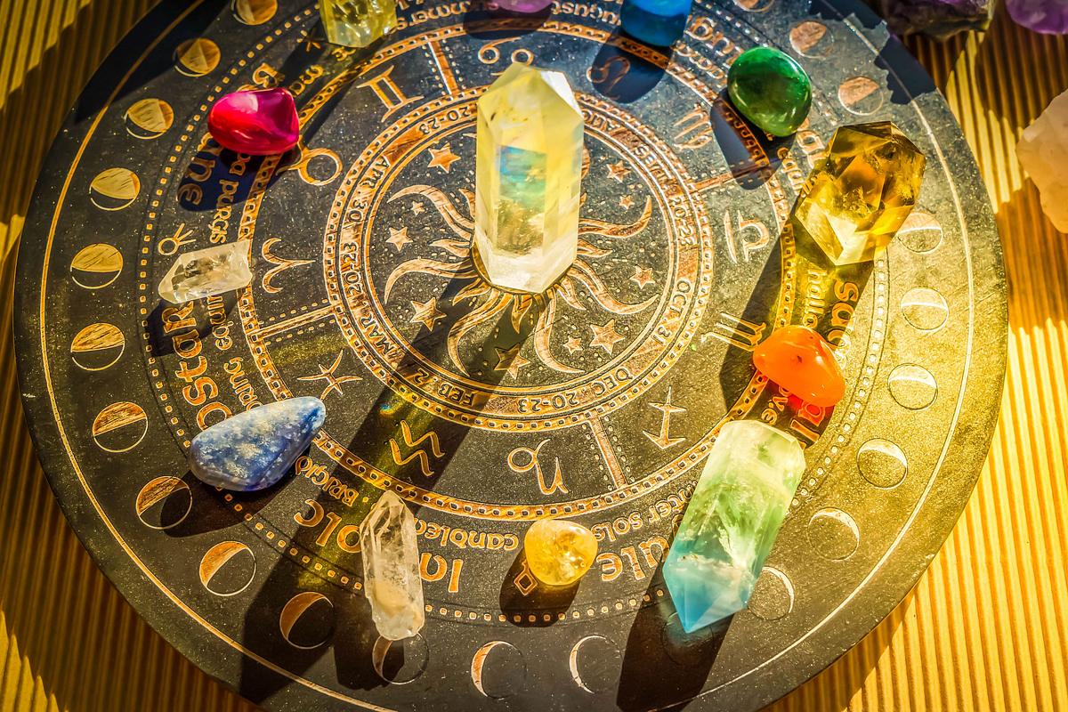 Astrologische Platte mit Kristallen im Sonnenlicht