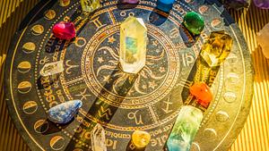 Astrologische Platte mit Kristallen im Sonnenlicht - Foto: neirfy / AdobeStock