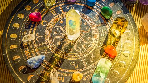 Astrologische Platte mit Kristallen im Sonnenlicht - Foto: neirfy / AdobeStock