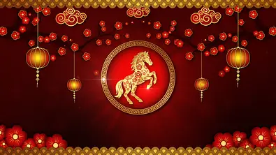 Das chinesische Tierkreiszeichen Pferd mit goldenem Blumenmuster, rotem Hintergrund, Laternen und Kirschblüten. - Foto: KanawatTH/iStock