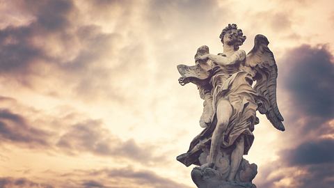 Engelstatue vor einem Wolkenhimmel - Foto: THEPALMER / iStock