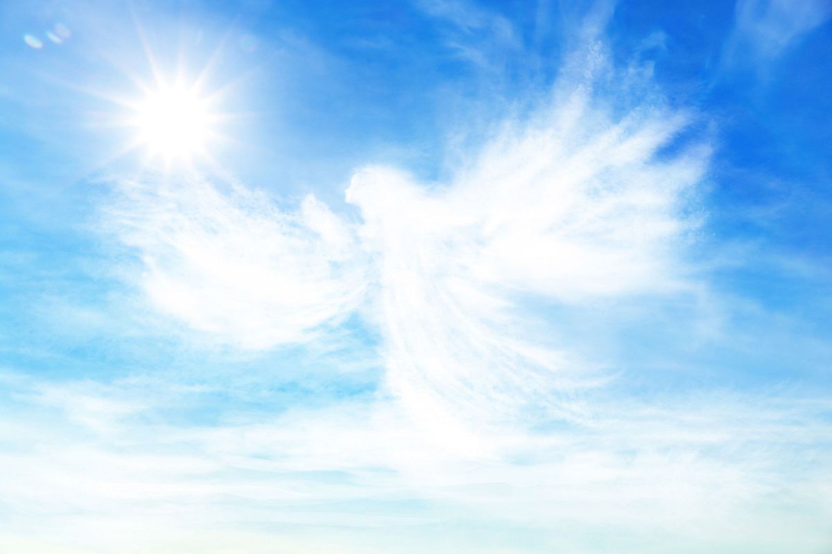 Wolke in Form eines Engels am Sommerhimmel