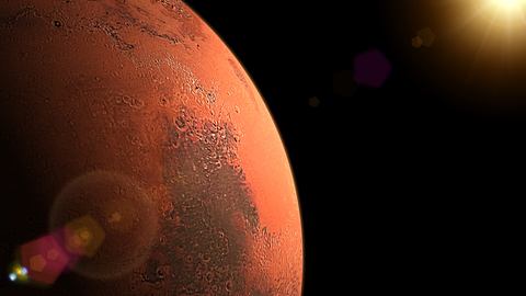 Der Mars in Nahaufnahme wird von der Sonne angestrahlt - Foto: brightstars / iStock