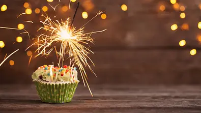 Ein Geburstagscupcake mit einer Wunderkerze - Foto: Maya Kruchancova / AdobeStock
