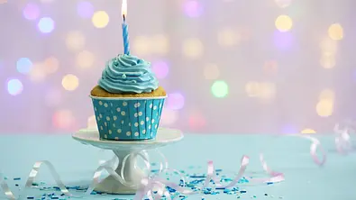 Kleiner Muffin vor einem glitzernden Hintergrund - Foto: Africa Studio / AdobeStock Kleiner Muffin vor einem glitzernden Hintergrund - Foto: Africa Studio / AdobeStock
