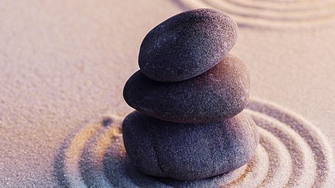 Zen-Steine auf weißem Sand - Foto: FabrikaCr / iStock