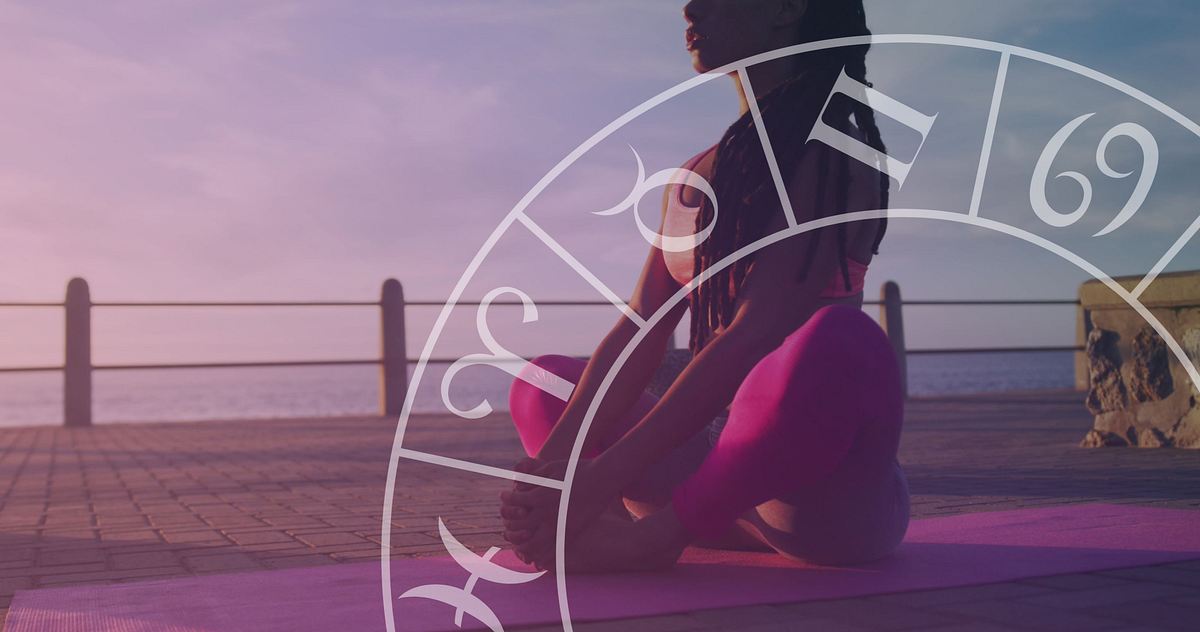 Frau sitzt auf einer Yoga-Matte. Davor ein astrologischer Kleid.