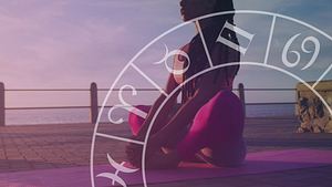 Frau sitzt auf einer Yoga-Matte. Davor ein astrologischer Kleid. - Foto: vectorfusionart / AdobeStock