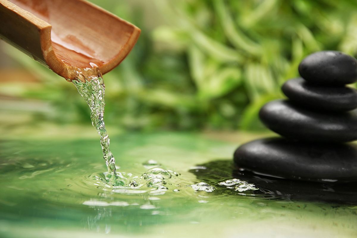 Spa-Komposition mit Steinen und Regenrohr