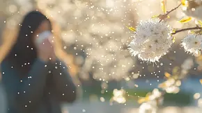 Blühender Baum mit Pollen und eine Frau, die niest. - Foto: Ekaterina / AdobeStock Blühender Baum mit Pollen und eine Frau, die niest. - Foto: Ekaterina / AdobeStock
