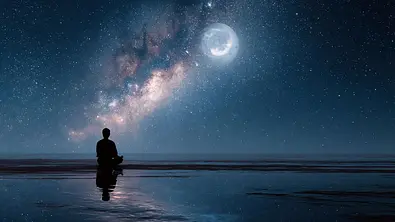 Person sitzt im Schneidersitz vor dem Sternenhimmel an dem der Vollmond steht - Foto: Volodymyr Shcherbak / AdobeStock