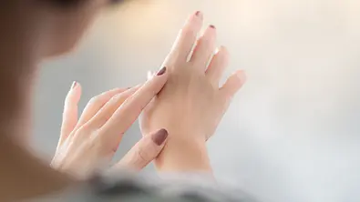 Frauen Hände mit Nagellack - Foto: myboys.me / AdobeStock
