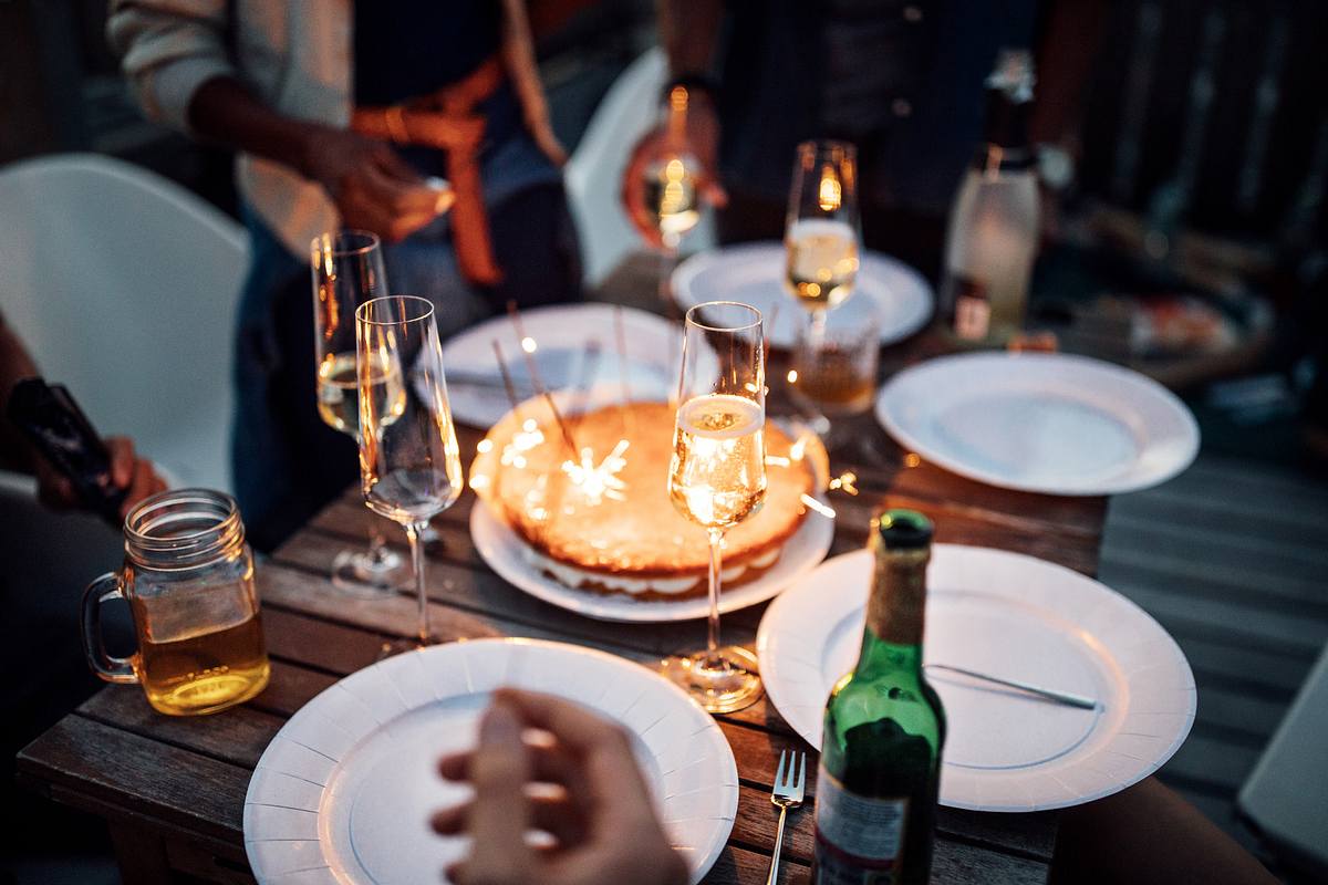 Geburtstagsfeier mit Sekt, Torte und Wunderkerzen