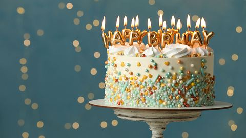 Geburtstagstorte mit goldenen Buchstaben. - Foto:  New Africa / AdobeStock