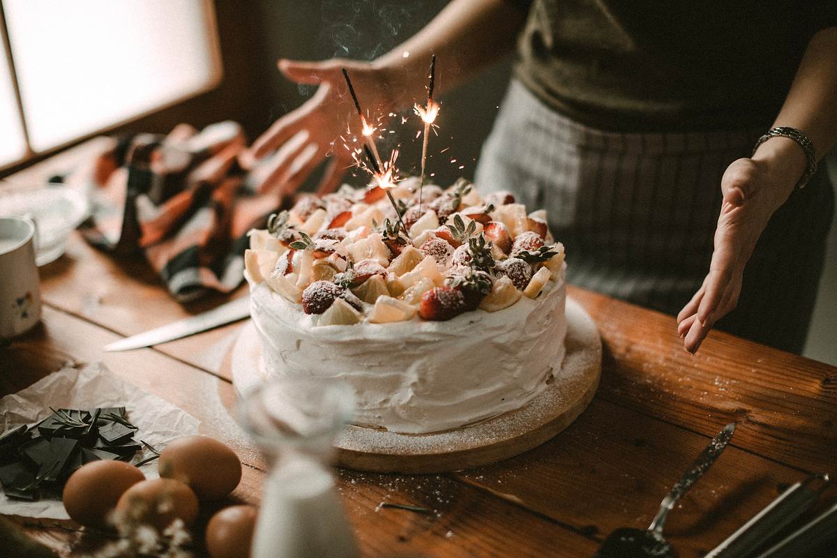 Mit Früchten und Wunderkerzen verzierte Geburtstagstorte wurde gebacken