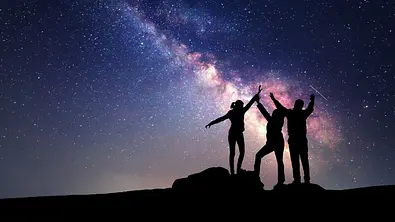 Das große persönliche Glückshoroskop 2023 für alle Sternzeichen - Foto: den-belitsky / iStock